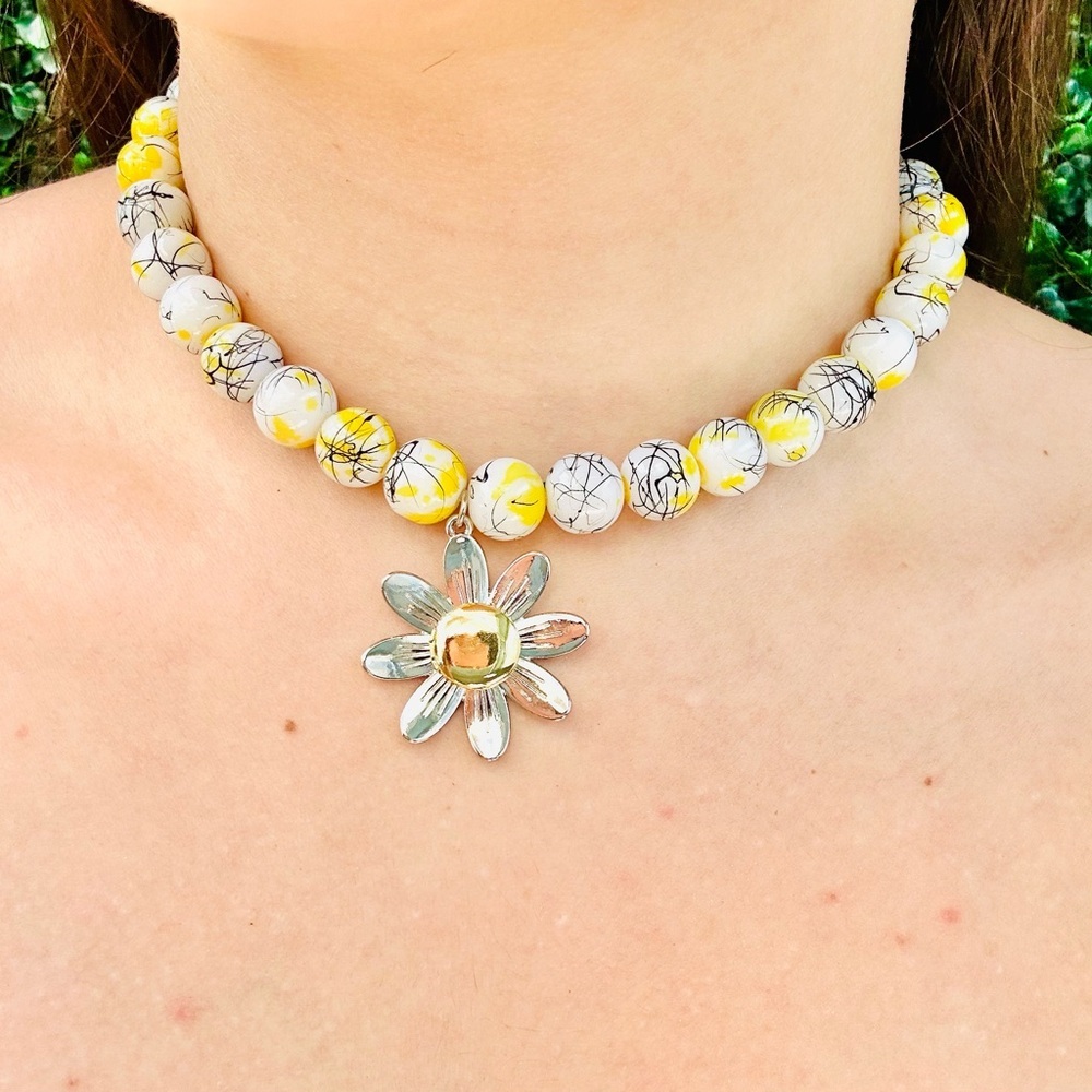 🌼SALE🌼 Vintage daisy Yellow White and Black Glass Bead Necklace / floral cute